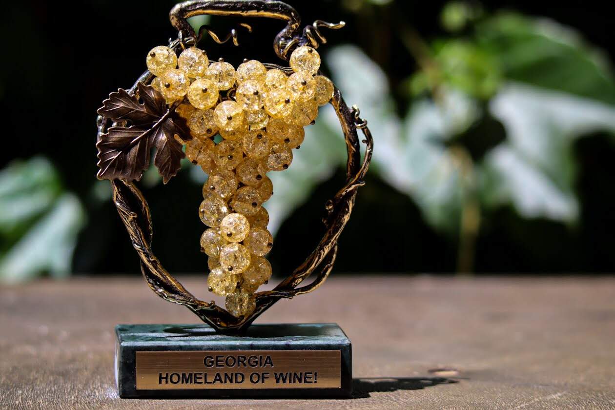 Bronze souvenir "Kvevri and Gold Grapes Premium"